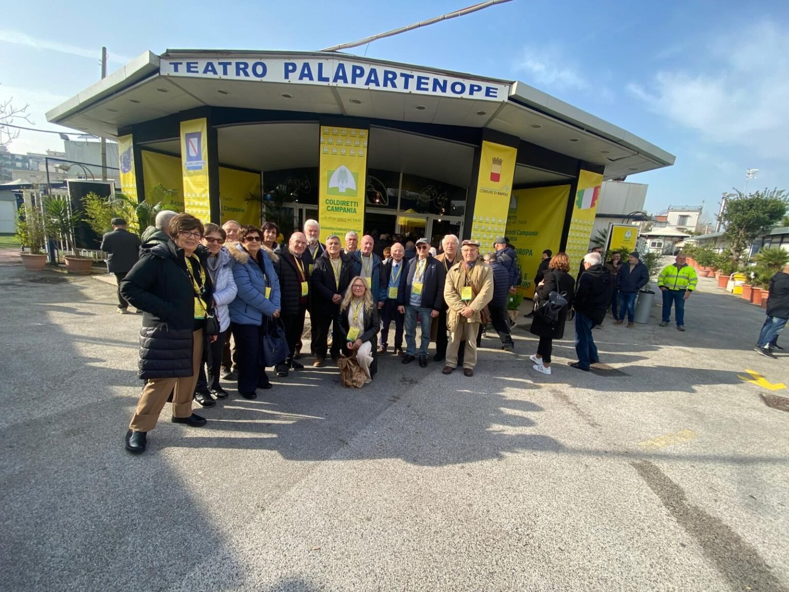 FOTO/ Una delegazione del Circolo Pensionati Nuscani all’evento Coldiretti di Napoli: tutela europea dei prodotti locali Gruppo pensionati nuscani