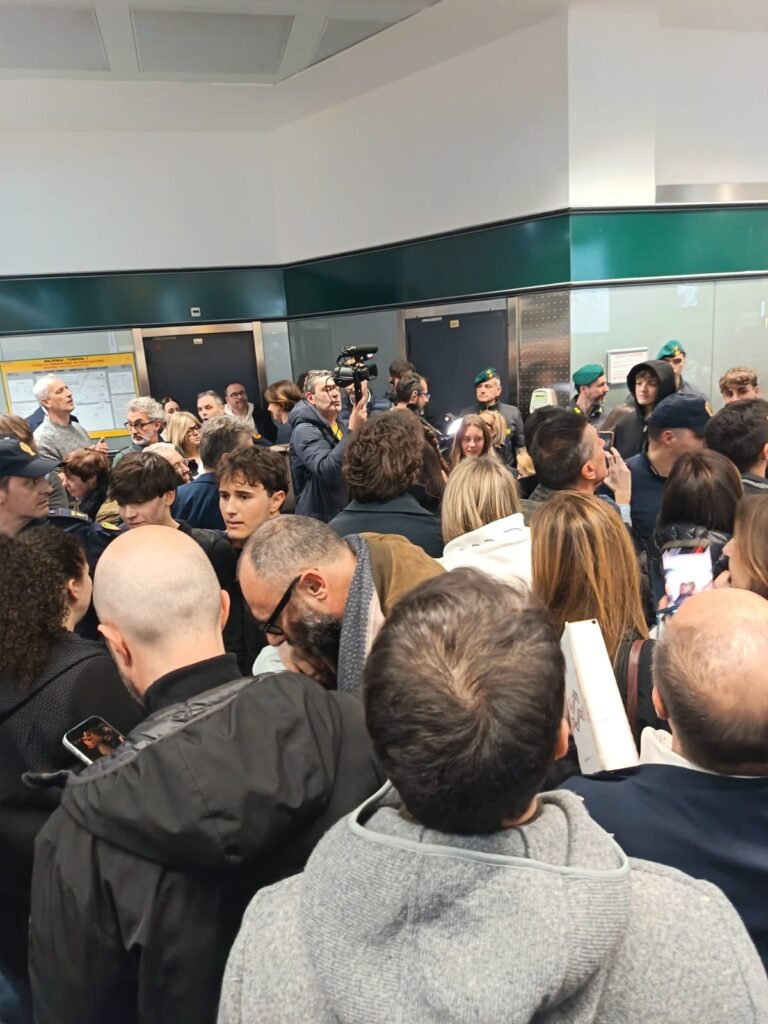 Atterrato a Malpensa l’aereo con i 200 studenti italiani. Tra loro anche Gioacchino, sedicenne avellinese