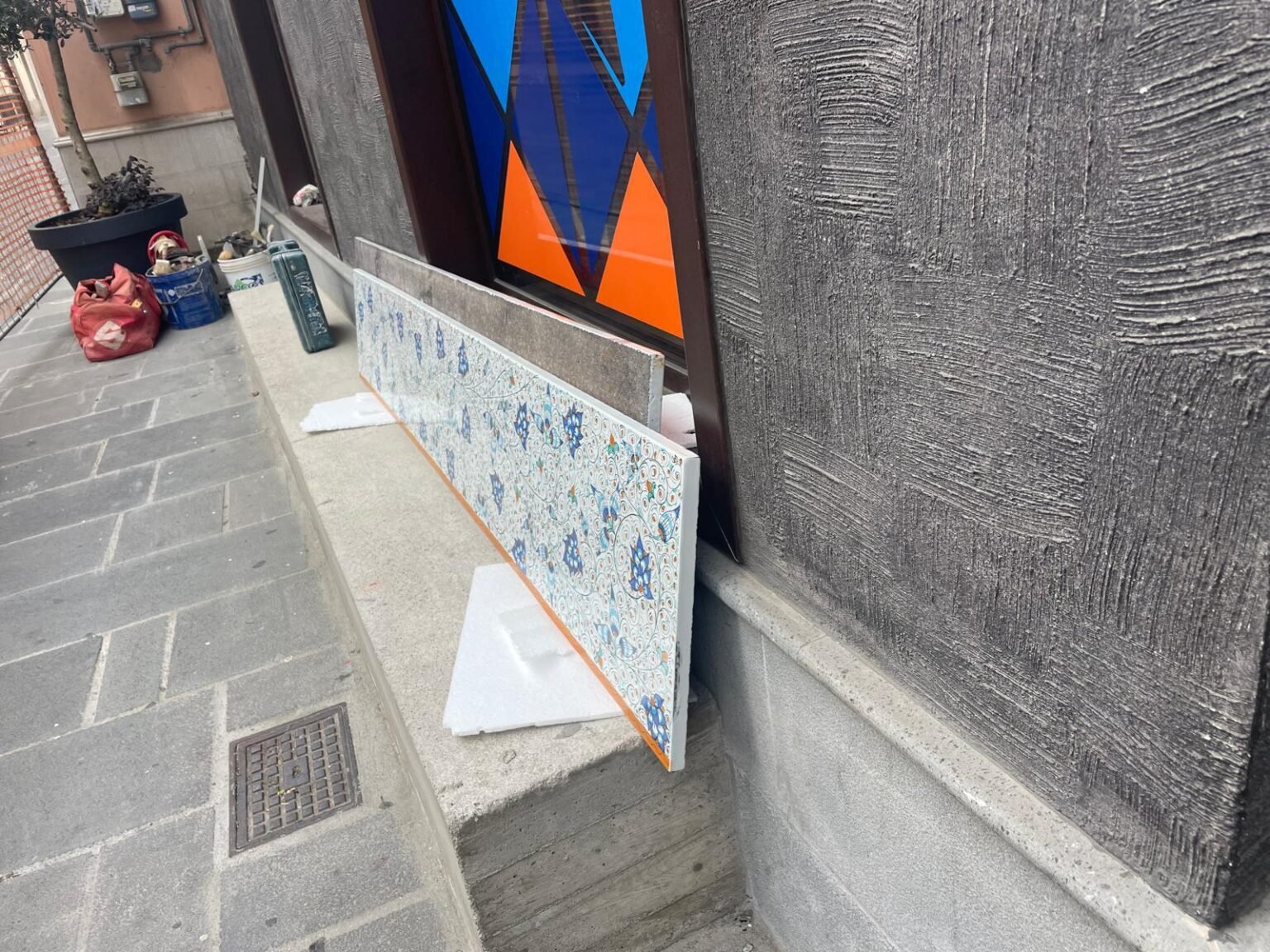 Ariano, nuova veste per piazza Garibaldi. Al via l’installazione degli arredi in ceramica