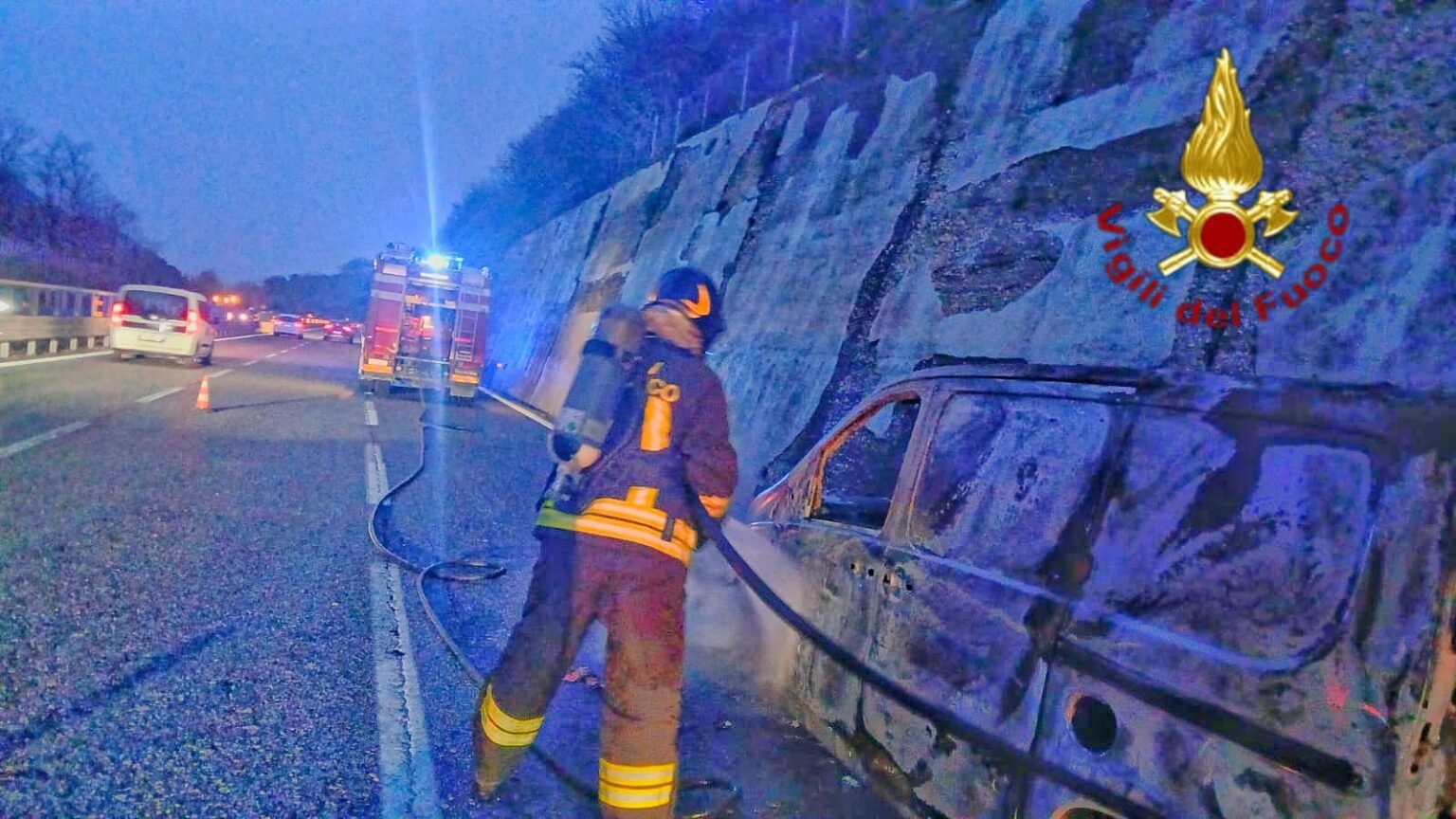 Incendio A16 vigili del fuoco autocarro in fiamme
