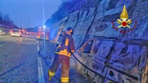Incendio A16 vigili del fuoco autocarro in fiamme