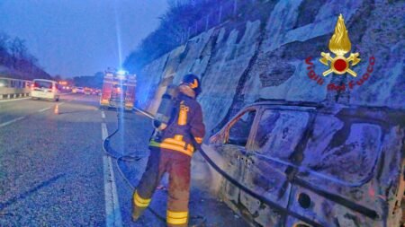 Incendio A16 vigili del fuoco autocarro in fiamme