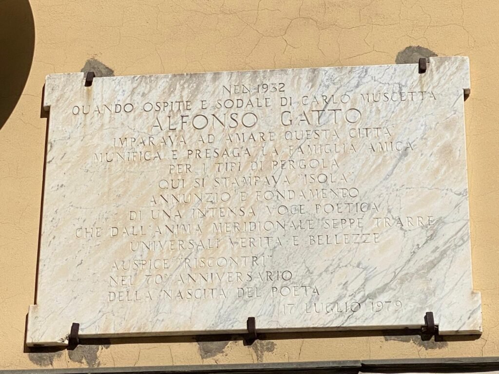 Targa in piazza Solimena: convegno al Carcere Borbonico in memoria dell’amicizia tra Carlo Muscetta e Alfonso Gatto Targa Alfonso Gatto, in piazza Solimena