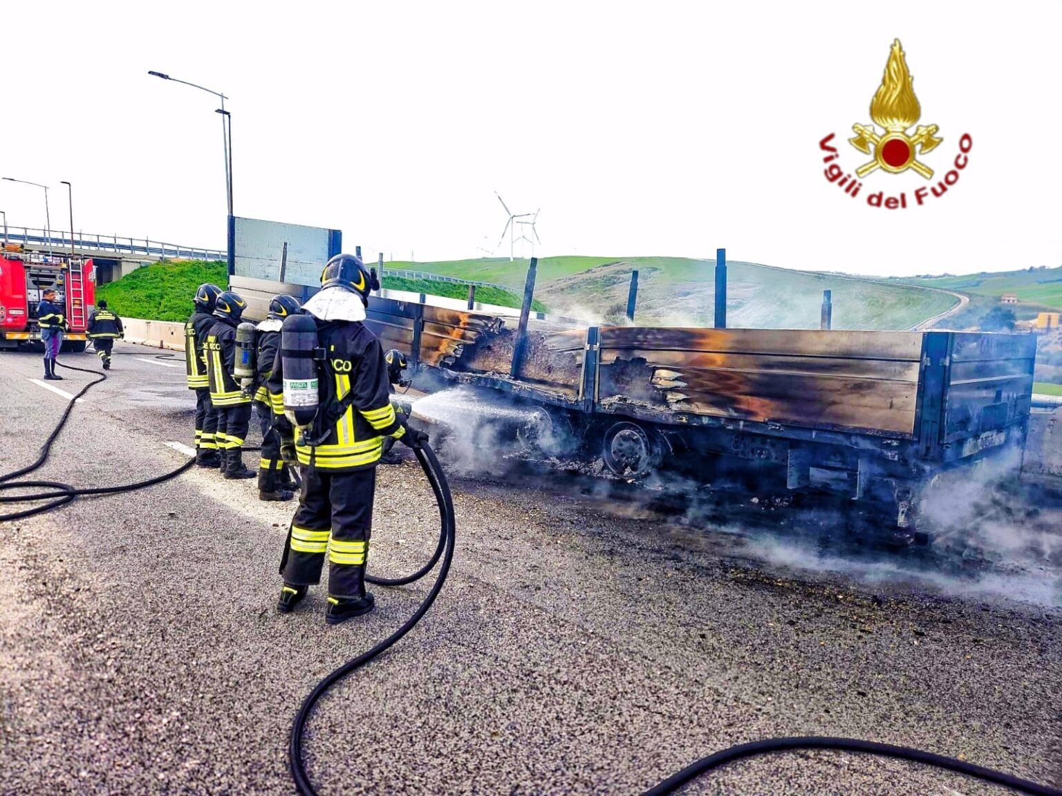 Tir in fiamme lungo l’A16 all’altezza di Lacedonia: sul posto polizia, vigili del fuoco e Anas Tir in fiamme