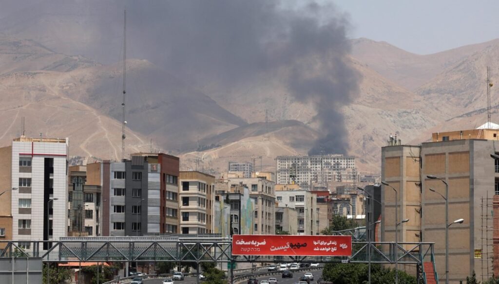 Il fumo dei tappeti persiani, così la poesia racconta l’orrore della guerra in Iran