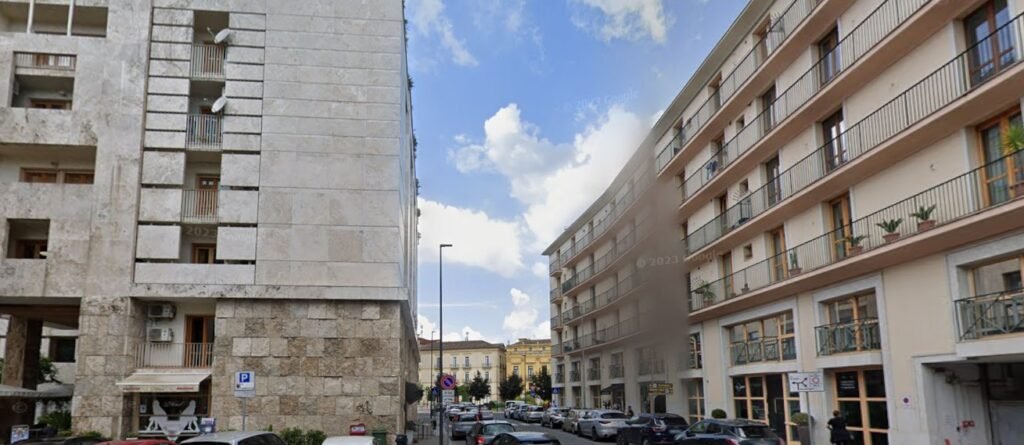 “Ora vengo a scannarti”, 40enne di Avellino arrestato con un coltello: minacce alla ex e calci ai poliziotti Avellino, via generale cascino