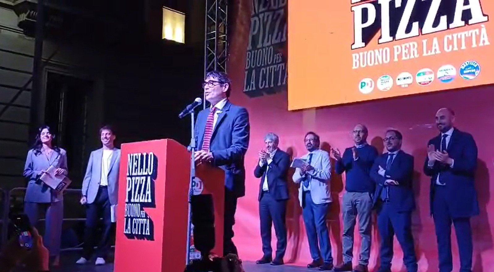 Fratoianni canta Bella Ciao ad Avellino
