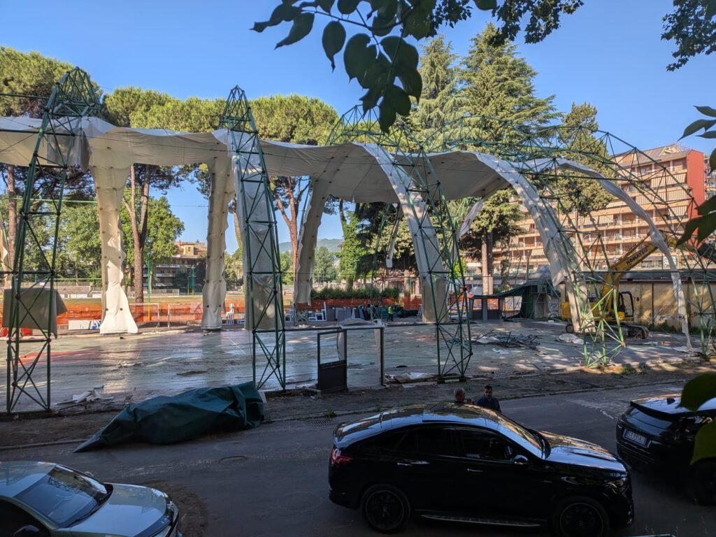 Lo scheletro della vecchia tendostruttura del Campo Coni