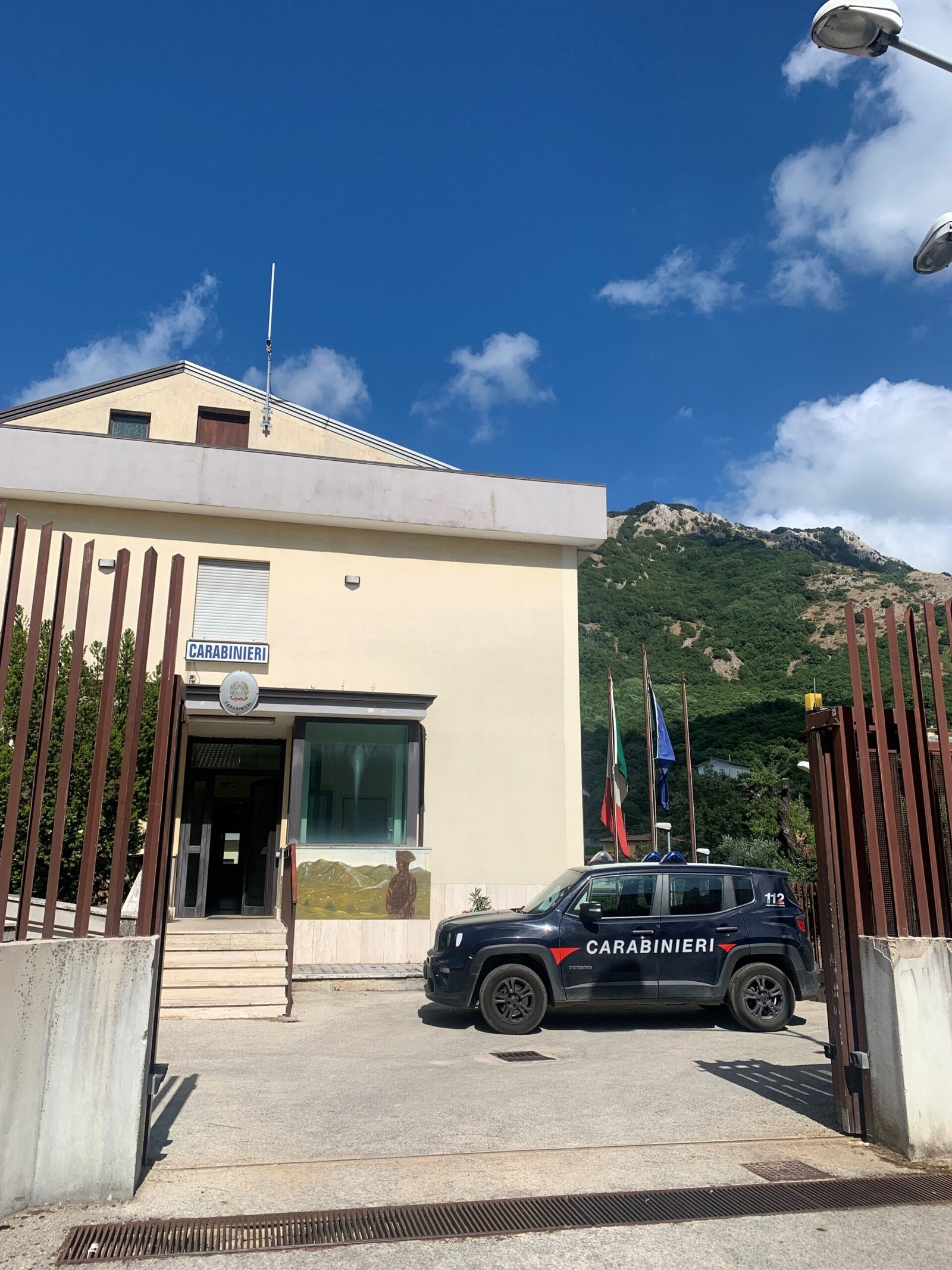 Caserma e veicolo dei Carabinieri nella fotografia pubblicata dal Corriere dell’Irpinia